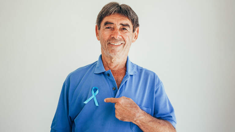 homme avec un ruban bleu contre le cancer de la prostate