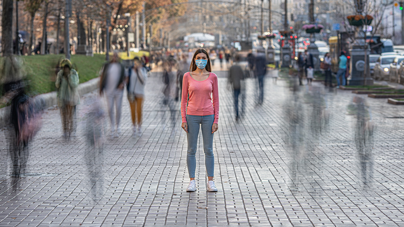 personne avec un masque dans une foule