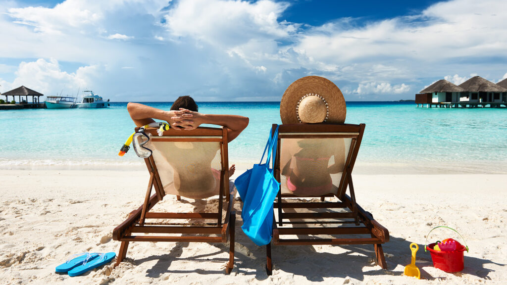 Chaises longues devant la plage