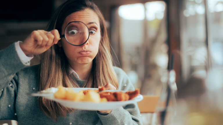 Femmes se posant des questions sur son alimenentation