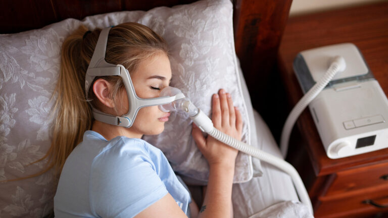 Femme endormie utilisant une machine CPAP pour traiter l'apnée du sommeil