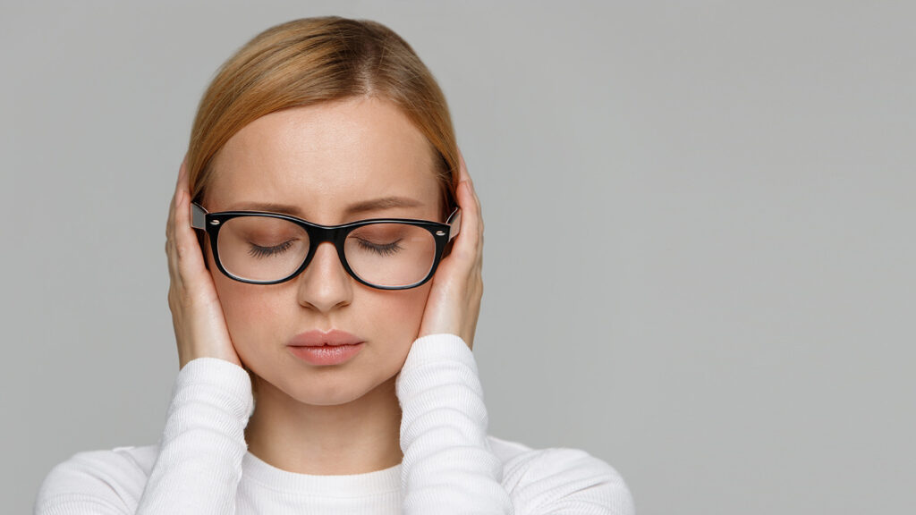 Jeune femme éprouvant une gêne auditive sévère.