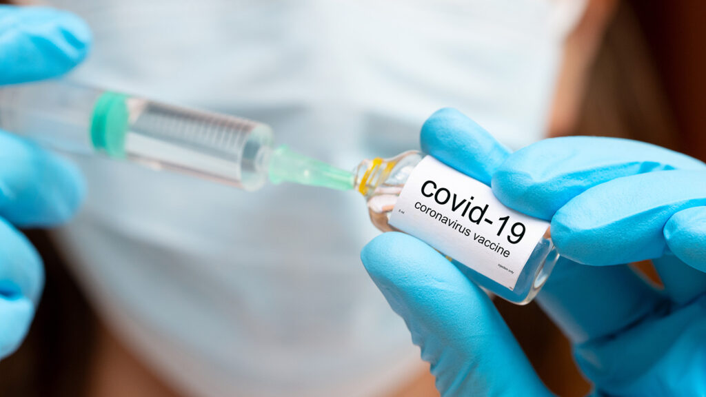 njection d'un vaccin contre le COVID-19, élément clé de la prévention de la maladie