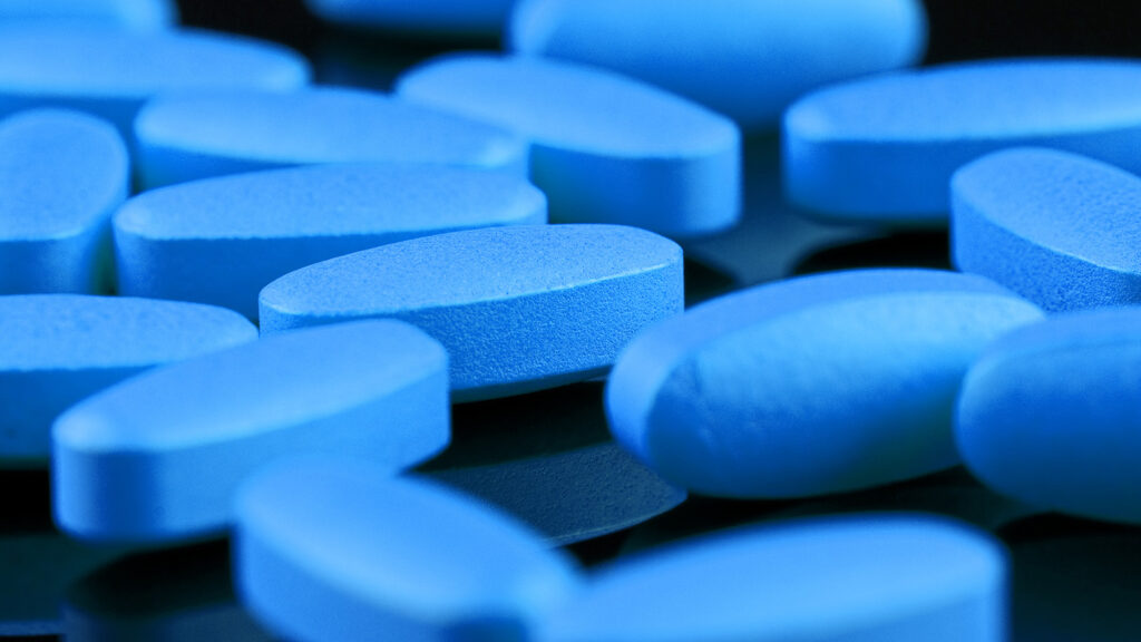 Pilules de Viagra sur fond bleu.