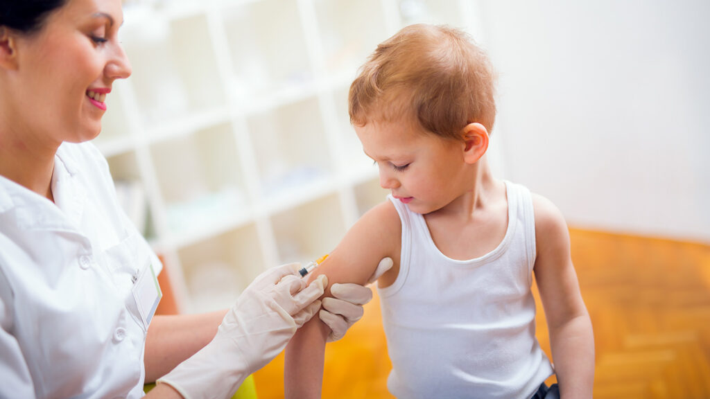 Un enfant se faisant vacciner contre la rougeole.