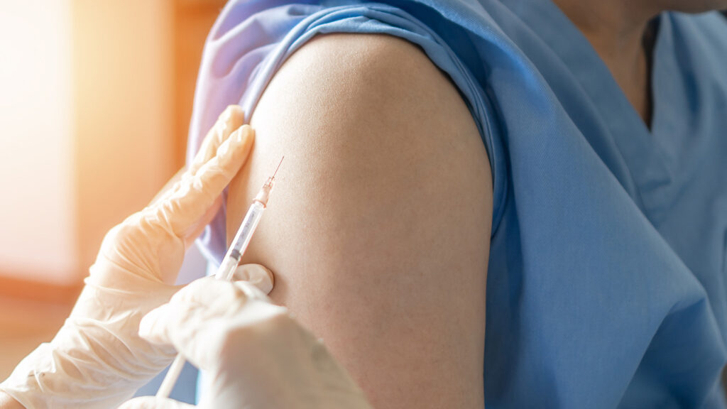 Vaccination d'une personne contre la coqueluche.