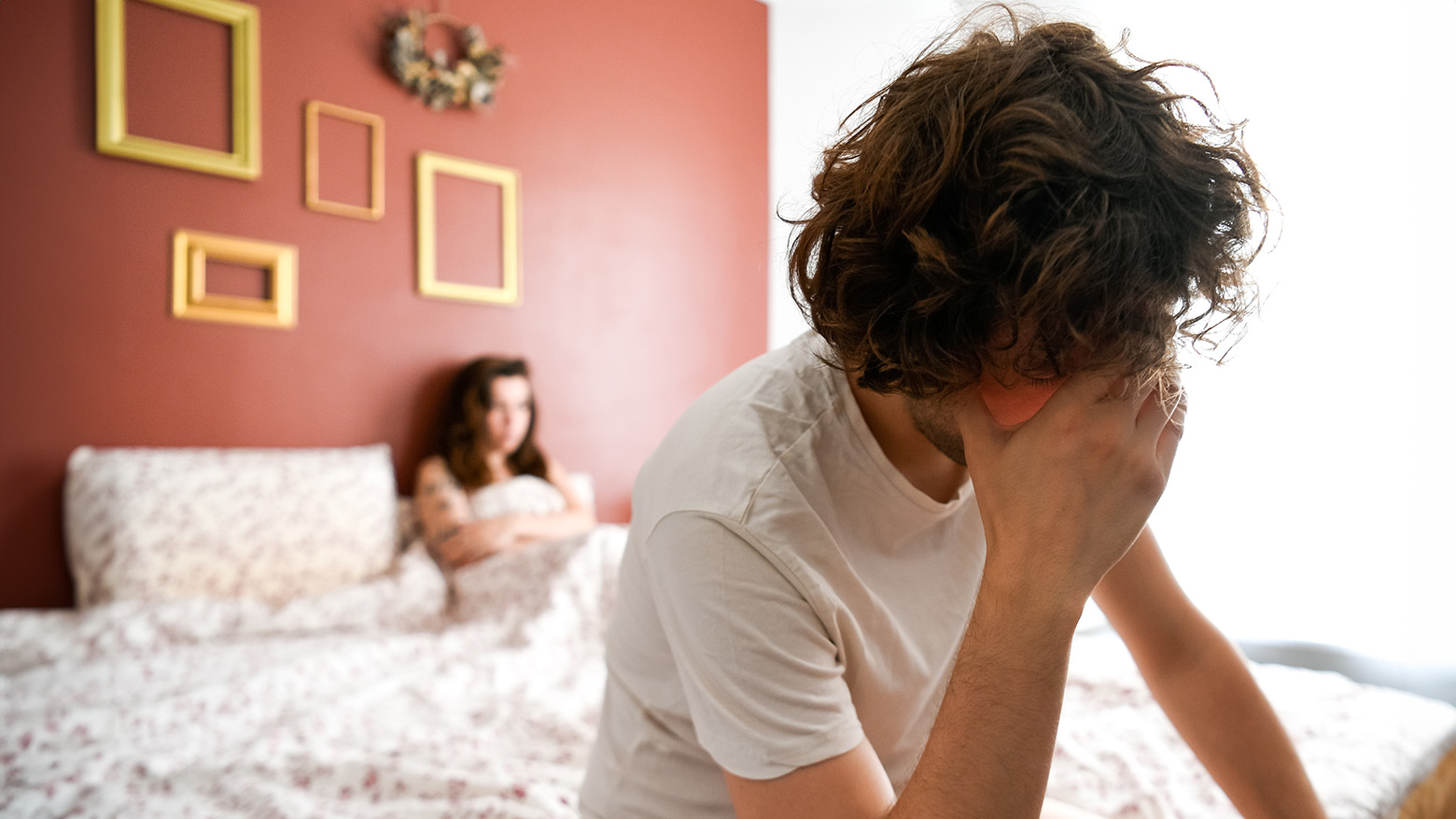 Homme contrarié assis sur le lit