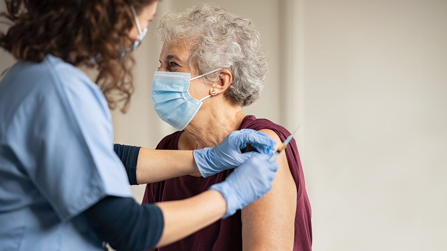 Médecin auscultant un patient senior pour détecter une pneumonie.