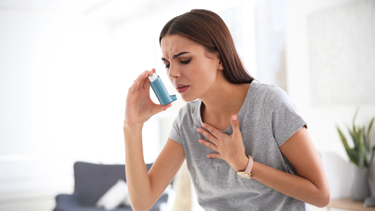 Un patient asthmatique utilisant un inhalateur bronchodilatateur à action rapide.