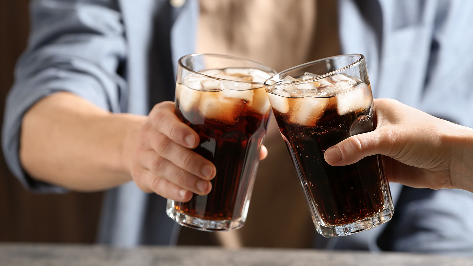 Deux personnes trinquant avec des verres de boisson sans sucre