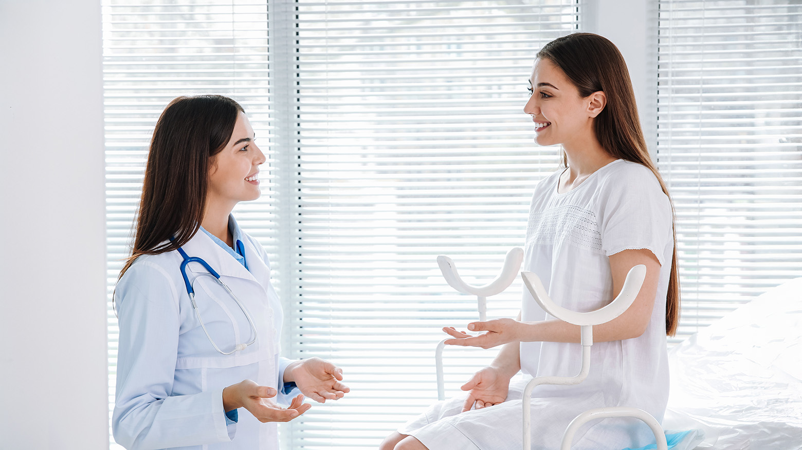 Consultation entre une patiente et une gynécologue dans un cabinet médical.