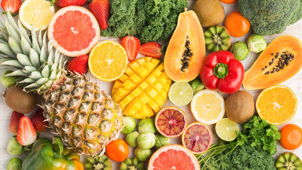 Divers fruits et légumes riches en vitamine C comme l’ananas, les agrumes, les fraises et les poivrons