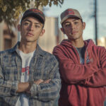 Jeunes Latinos posant dans une rue de San Francisco