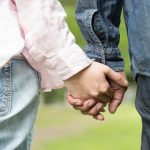 Couple se tenant la main dans le cadre de la prévention des IST
