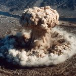 Nuage de champignon d'une explosion nucléaire au-dessus d'une ville.