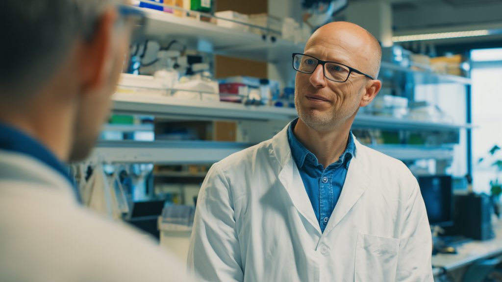 Scientifique discutant dans un laboratoire de recherche.