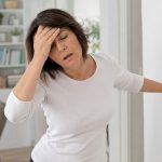 une femme de 50 ans victime d'un vertige de Ménière