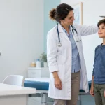 Un médecin mesure la taille d'un enfant dans un cabinet médical.